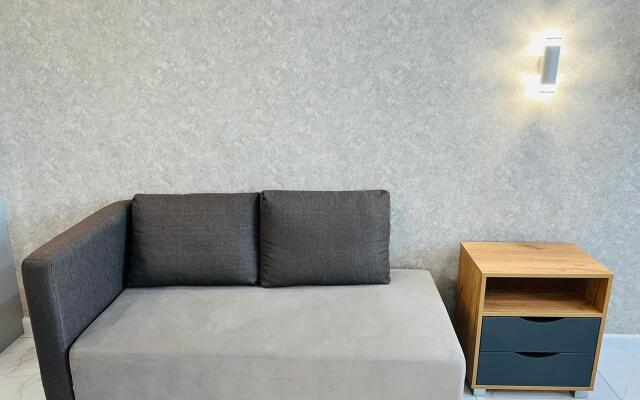 3kh mestnye apartamenty s balkonom i basseynom Apartments