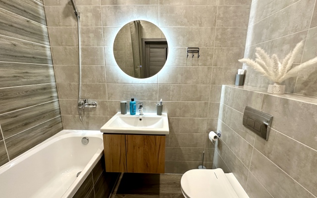 Evkalipt s Dizaynerskim Remontom v Sovremennom Rayone Apartments