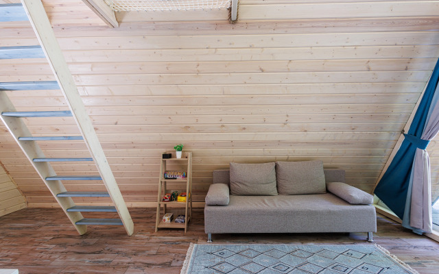 Частный дом А-фрейм для отдыха в дубовом лесу