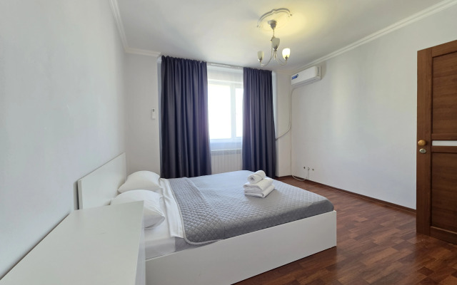 3-Kh s 3-Mya Krovatyami, Divanom i 2 Konditsionerami Apartments