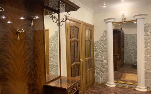 Tryokhkomnatnye Dlya 10 Chelovek Apartments