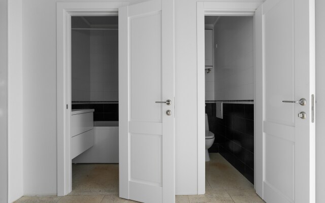 S konditsionerom i shikarnym dizaynerskim remontom Flat