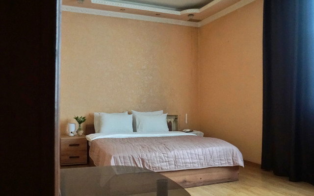 Prostornaya Treshka V Stalinke V Tsentre Goroda Flat