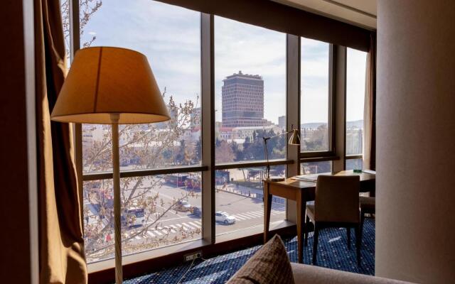 Parkside Hotel & Apartments