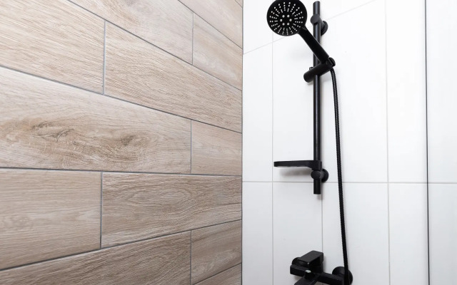 Yarkaya studiya ryadom s naberezhnoj i kondicionerom Flat