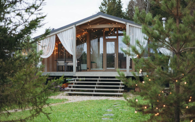 Частный дом с баней бочкой у воды и леса