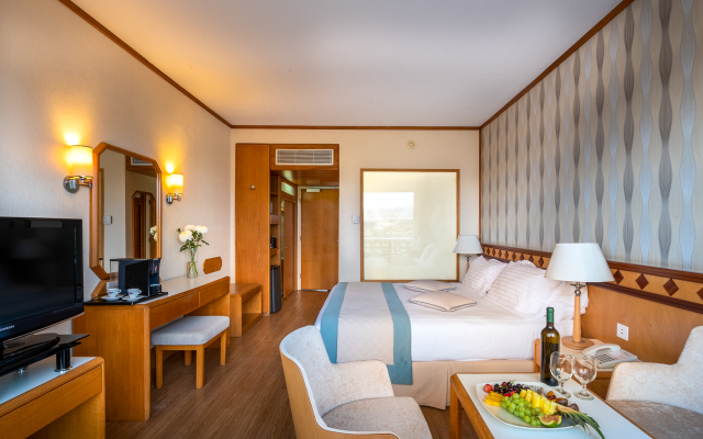 Constantinou Bros Pioneer Beach Hotel