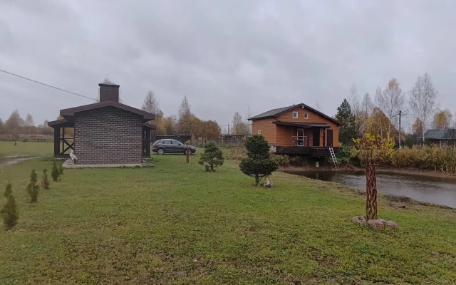 Частный дом с баней и пирсом на берегу пруда