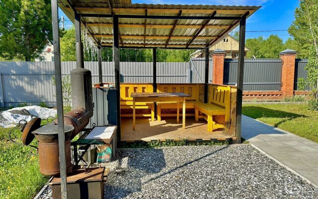 Hvoya v okruzhenii kedrovogo lesa Guest house