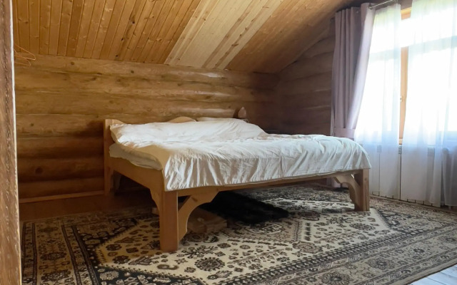 Uyutny dom v lesu u reki Private house