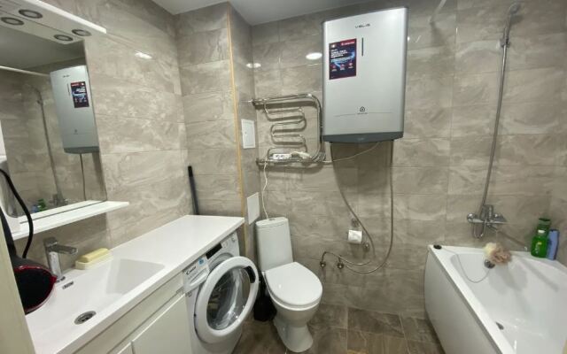 2/Well-appointed studio with mountain views