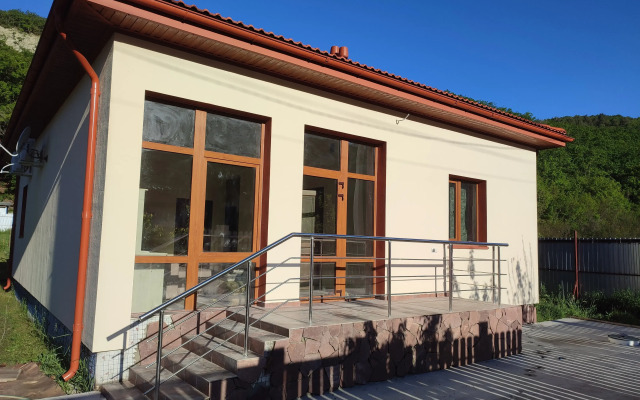 U Chyornogo Morya Private House