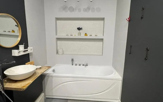 Dvukhkomnatnaya Vozle Morya, Mayak Flat