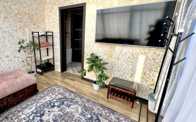 Частный дом с прудом террасами джакузи