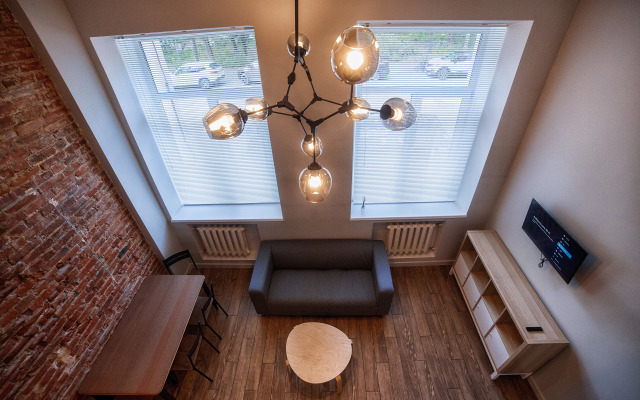 Sovremennaya dvukhurovnevaya studiya Flat