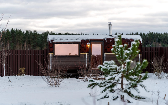 Частный дом с панорамными окнами с выходом на террасу и баней на дровах