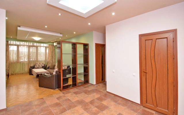 Trekhkomnatnaya v Tsentre Goroda Flat