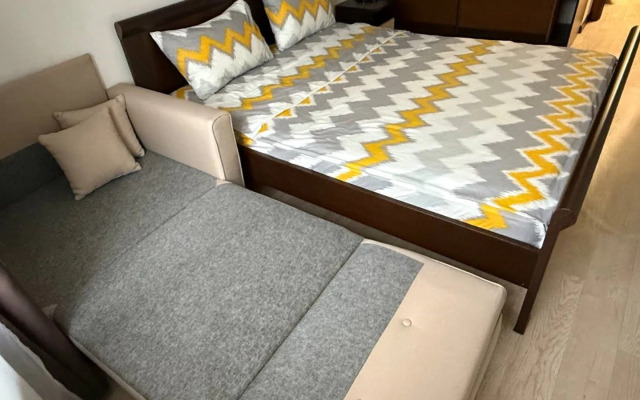 Квартира двушка в центре Сочи кровать и диван