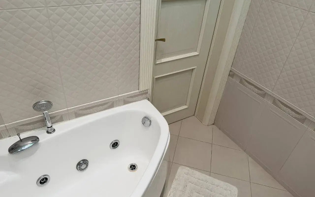 Квартира Мерцание камина и пузырьки джакузи