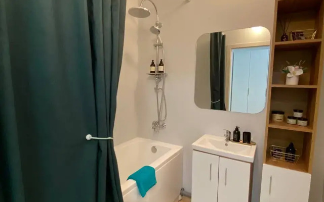 Uyutnaya studiya s panoramnym vidom u metro Flat