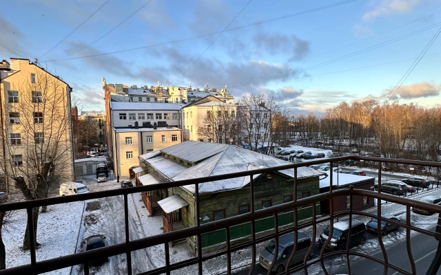 Bolshaya Studiya V Tsentre Flat