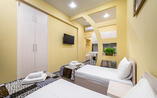 Studiya s razdel'nymi fasadami i vidom na basseyn Flat