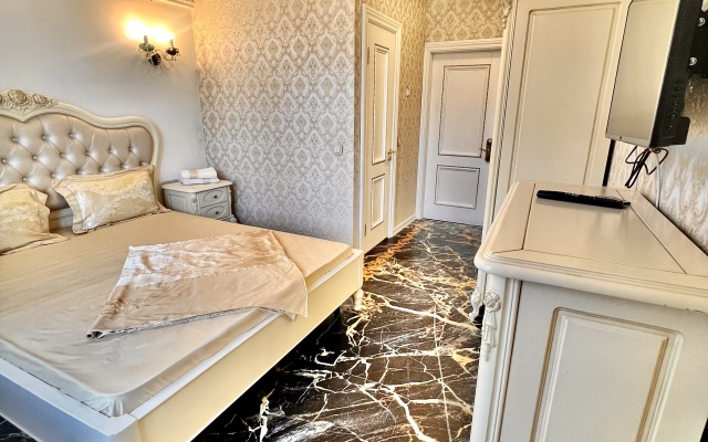Golden Hotel