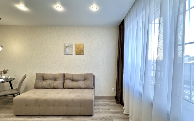 Evkalipt s Dizaynerskim Remontom v Sovremennom Rayone Apartments