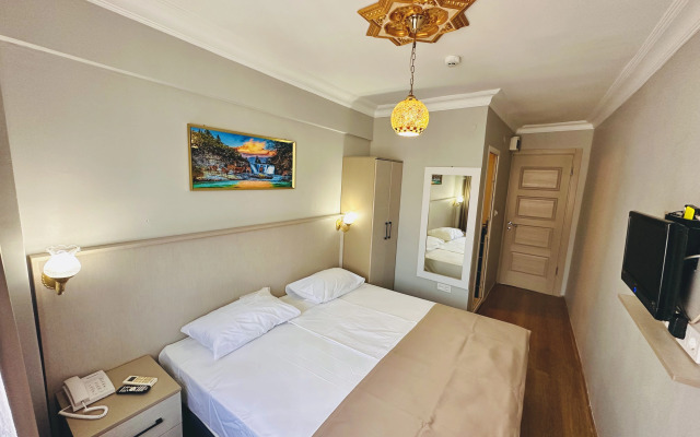Crowned Exclusive Hotel