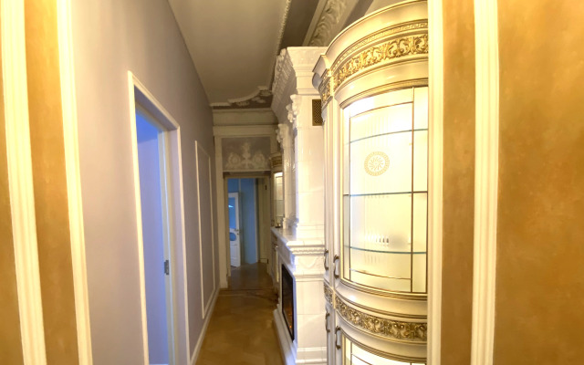 Dvukhurovnevye Nevsky 5 Apartment