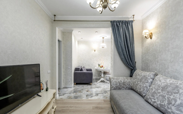 Shikarnaya Dvukhkomnatnaya V Tsentre Flat