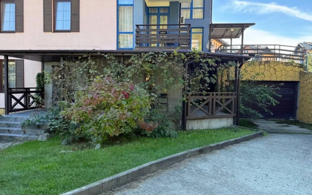Apartamenty Eko Dom v Zk Katerina Al'pik s vidom na gory i terrasoj