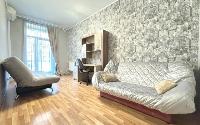 Квартира Трехкомнатная с Балконом и Кондиционером в Центре на Весенней