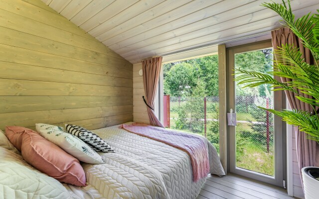 Частный дом с баней бочкой у воды и леса