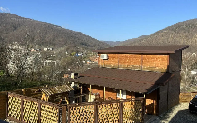 S baney basseynom i mangalom na beregu reki Private house
