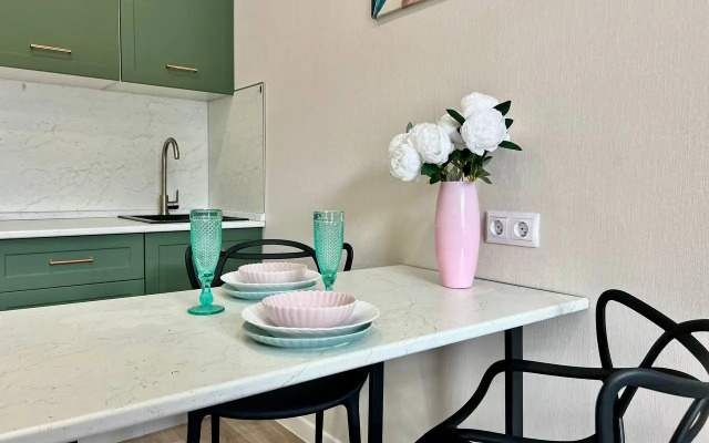 Dlya Tryokh Gostey S Balkonom Apartments