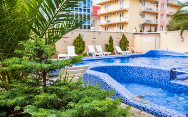 U Morya S Basseinom V ZhK Solnechnyij Apr42 Apartments