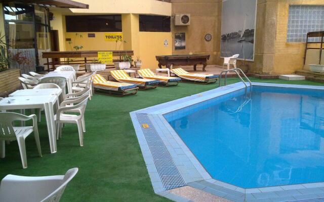 Gaddis Hotel, Suites and Apartments
