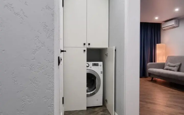 Na Naberezhnoy Rybnoy Derevni Flat