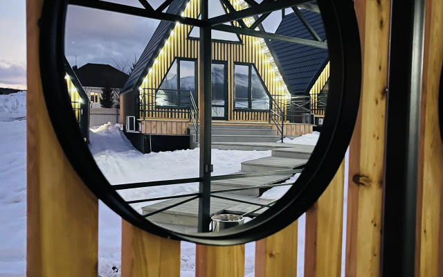 LakeSide Coral Chalet