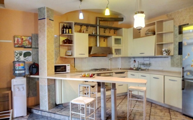 Na L'va Tolstogo Apartments