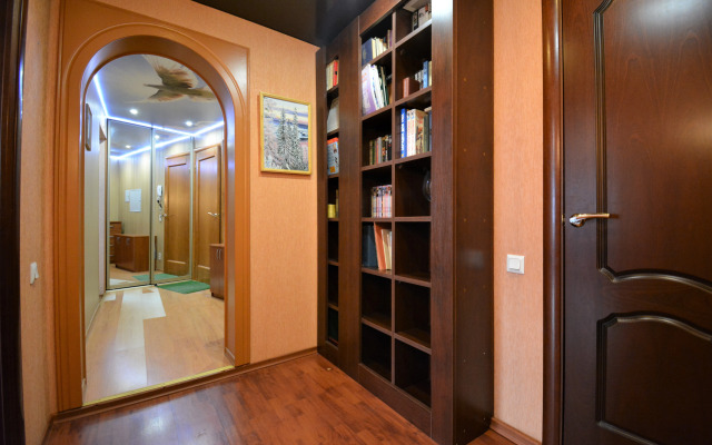 Квартира трёхкомнатная с двумя уборными лифтом и балконом