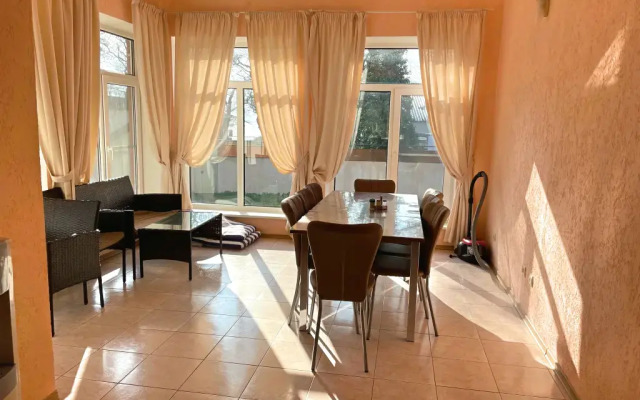 Dom S Basseynom U Morya Private House