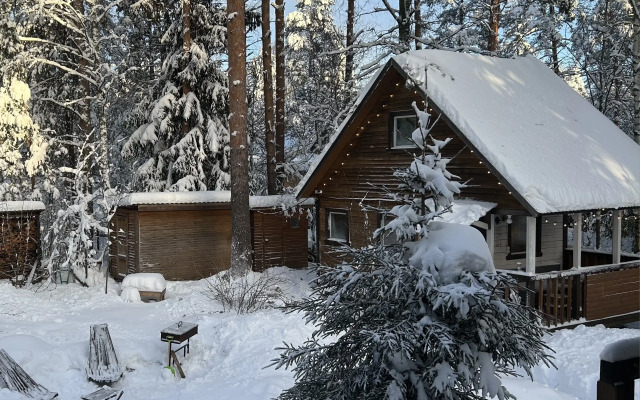 U Ozera S Terrasoy Sosnovy Dom Private house