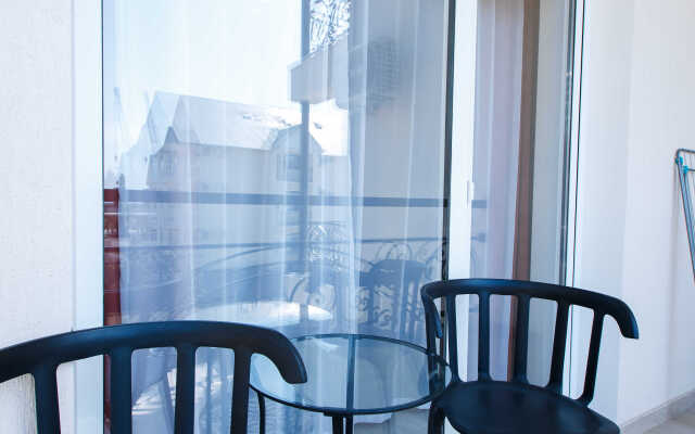 S otdelnoy spalney i balkonom Apartments