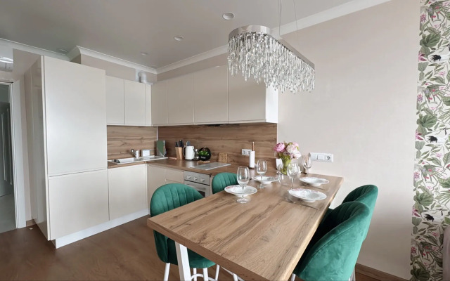 Dvuhkomnatnye MorskayaSimfonya-2 lyuks s panoramoy na more basseynom Apartments