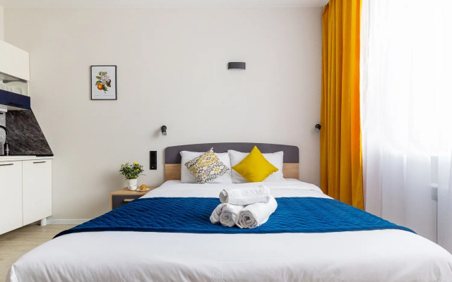 Yarkaya studiya ryadom s naberezhnoj i kondicionerom Flat