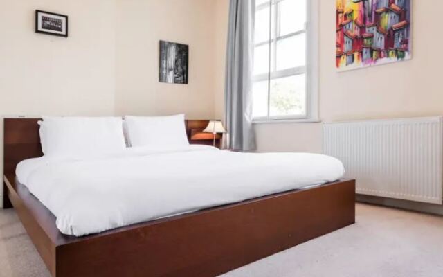 Stylish 2 Bed Sleeps 4 Apartments