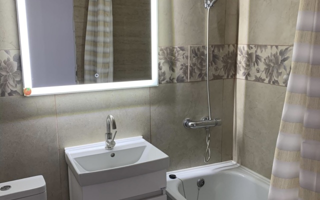 Tryokhkomnatnaya Ryadom S Tsentrom Flat