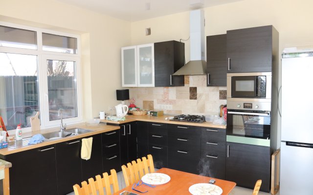 Shale Pinebrook Kruglogodichno Utopayuschiy V Zeleni S Sezonnym Basseynom Dlya Semeynogo Otdykha U Reki Don Private House